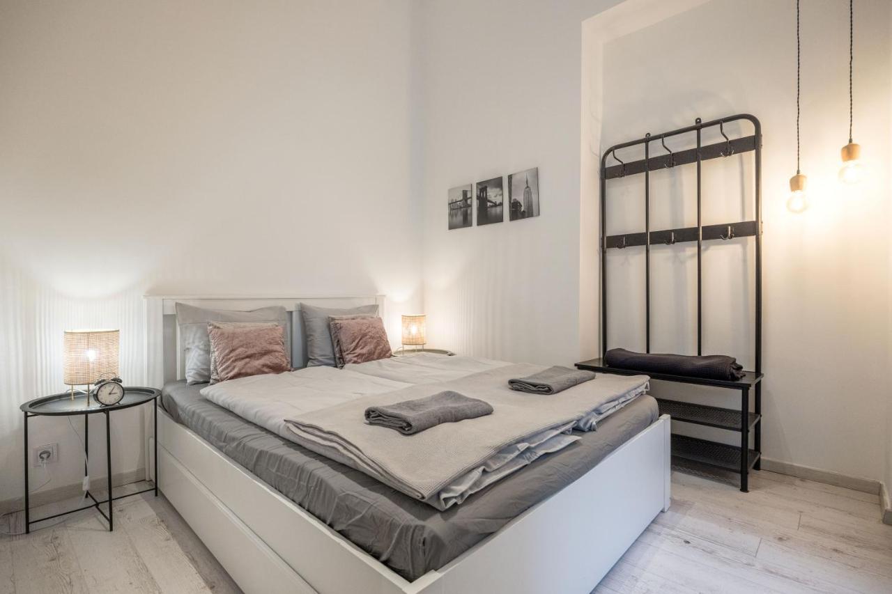 Industrial Fantasy Apartment บูดาเปสต์ ภายนอก รูปภาพ