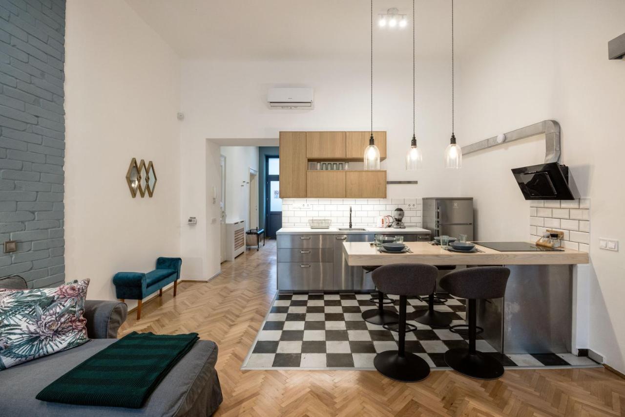Industrial Fantasy Apartment บูดาเปสต์ ภายนอก รูปภาพ