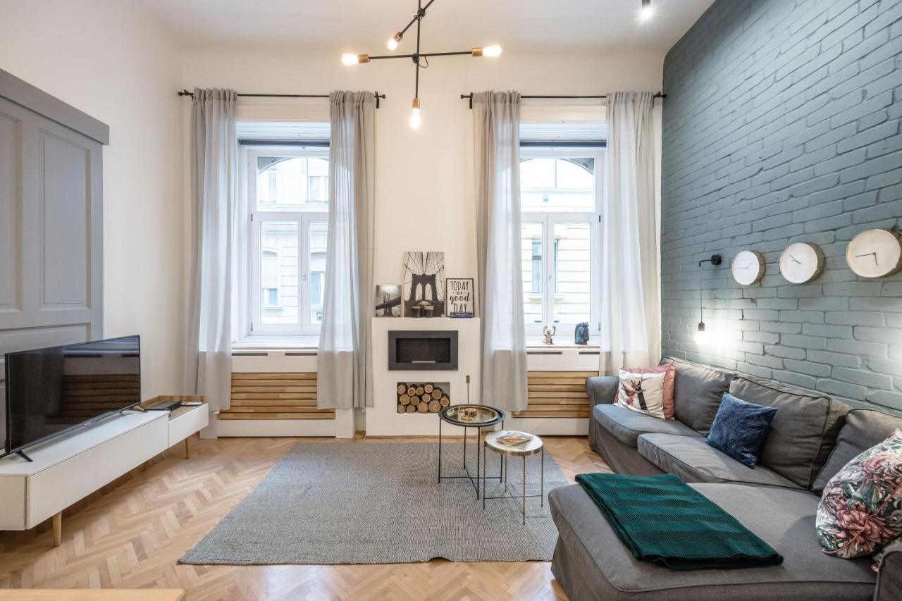 Industrial Fantasy Apartment บูดาเปสต์ ภายนอก รูปภาพ