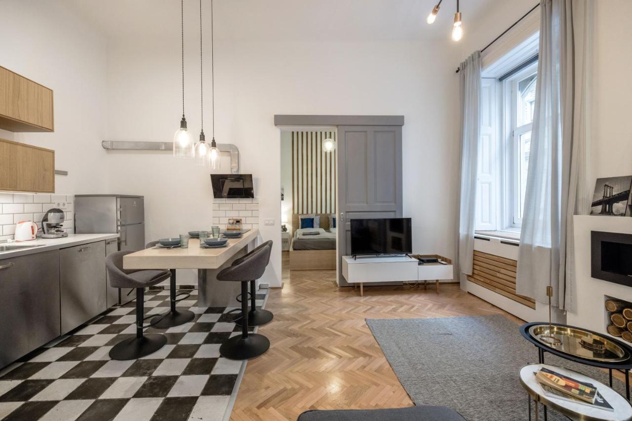 Industrial Fantasy Apartment บูดาเปสต์ ภายนอก รูปภาพ
