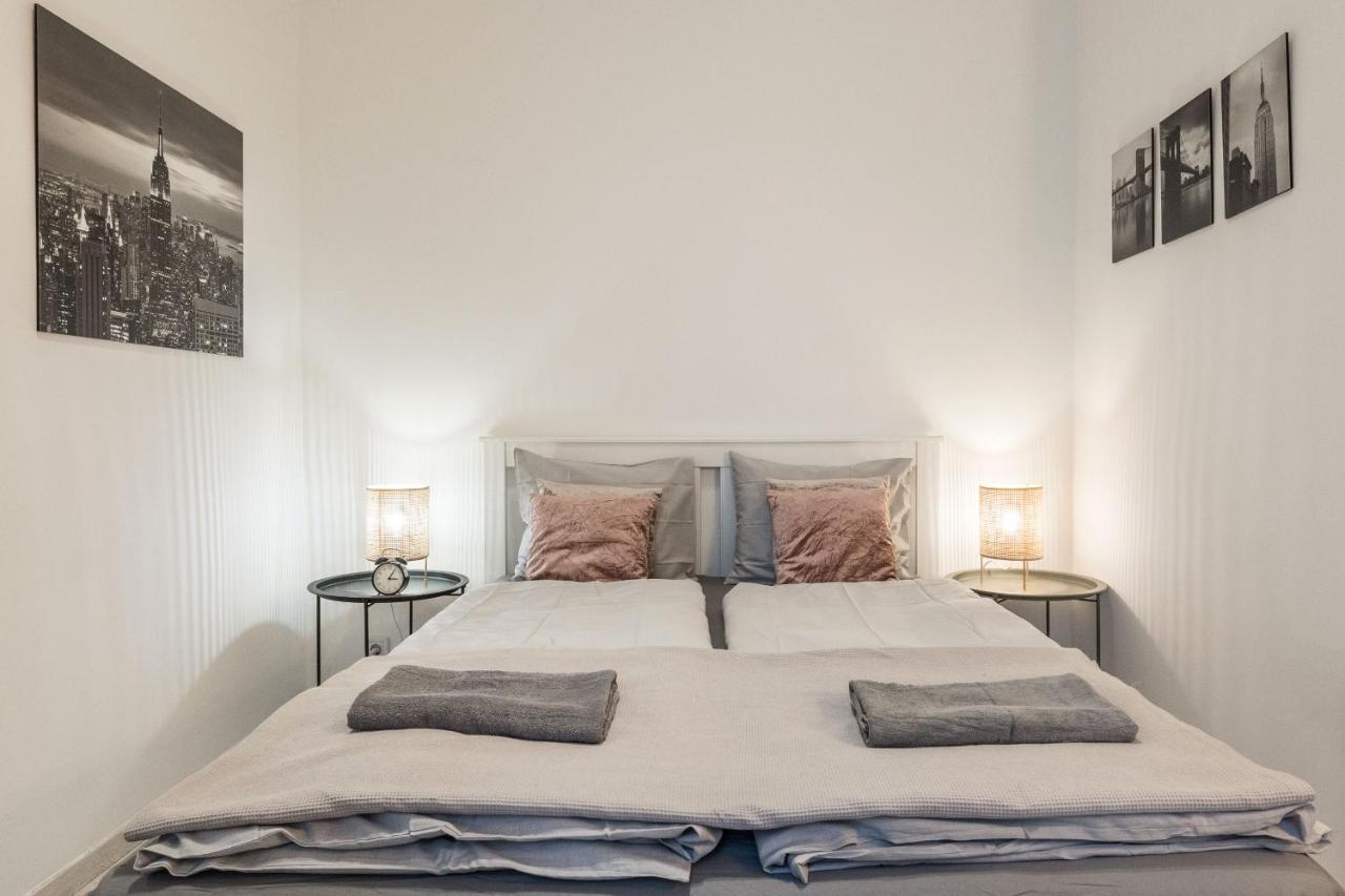 Industrial Fantasy Apartment บูดาเปสต์ ภายนอก รูปภาพ